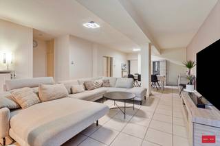 Ruim gelijkvloers appartement in een rustige residentie aan het pleintje in de Driezenstraat. Bestaande uit een ruime living en eetkamer,...