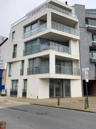 Dit appartement in Oostende, gelegen in residentie VISTA, biedt alles wat je nodig hebt voor een comfortabel verblijf aan de Belgische kust. Het appartement is trendy ingericht en beschikt over één slaapkamer, ideaal voor een stel of klein gezin.<br /><br />De residentie VISTA is gebouwd in 2014 en is voorzien van alle moderne gemakken. Het gebouw is goed onderhouden en biedt een veilige en rustige omgeving voor haar bewoners. Daarnaast is er een lift aanwezig, wat het appartement ook toegankelijk maakt voor mensen met beperkte mobiliteit. Individuele verwarming op gas; Fietsenberging in de residentie.<br /><br />Het appartement zelf is licht en ruim, met een open woonkamer en keuken. De keuken is volledig uitgerust met alle benodigde apparatuur en kookgerei, zodat je zelf maaltijden kunt bereiden. De slaapkamer biedt voldoende kastruimte en een comfortabel tweepersoonsbed.<br /><br />Het strand ligt op loopafstand, evenals de winkels, restaurants en bezienswaardigheden van Oostende.<br /><br />Kortom, dit appartement in residentie VISTA is de perfecte uitvalsbasis voor een ontspannen vakantie aan de Belgische kust. Met haar ideale ligging, moderne voorzieningen en comfortabele inrichting, zul je hier zeker genieten van een heerlijk verblijf.