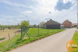 OUTER – Mooie bouwgrond in landelijk kader, nabij stadscentrum NINOVE!Deze bouwgrond van 6a 72ca is gelegen in een rustige straat met een landelijke...