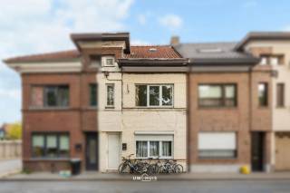 Cette maison est située à Hofterbossen, l’un des quartiers les plus calmes de Hamme.Au rez-de-chaussée se trouvent le séjour, suivi de la cuisine et...