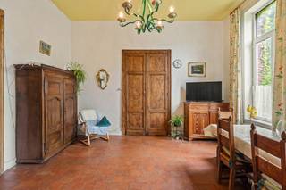 Prachtig, karaktervol herenhuis gelegen in Chapelle-à-Oie. INDELING: grote kelderverdieping. Op het gelijkvloers: een majestueuze inkomhal, een...