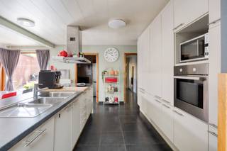 GELIJKVLOERS:- Inkomhal: met aparte WC1. Op écru tegelvloer.- WC1: met wastafeltje; Op écru tegelvloer.- Woonkamer (76m²) : met eethoek,...