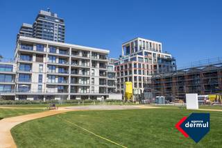 Op de hoek van de Victorialaan en de Fortstraat verrijst residentie Arcade, een luxueus woonproject met tijdloze architectuur. Dankzij de elegante vormgeving en stijlvolle verspringingen straalt dit gebouw pure klasse uit. Vanuit uw appartement geniet u van een adembenemend uitzicht op CentralPark@Sea, een unieke troef die elke dag opnieuw voor een instant vakantiegevoel zorgt. Dit appartement op de vijfde verdieping beschikt over twee ruime slaapkamers en werd afgewerkt met kwaliteitsvolle materialen, wat garant staat voor een hoge afwerkingsgraad en een instapklare woonervaring. Daarnaast beschikt het gebouw over een gemeenschappelijke fietsenberging, wat zorgt voor extra comfort en gemak. Laat u verleiden door de combinatie van stijlvol wonen en ultiem wooncomfort. Contacteer ons vandaag nog voor meer informatie of een bezoek aan deze exclusieve wooneenheid. Verkoop onder btw stelsel.<br />