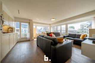 Dit mooie, zonnige hoek appartement ligt op slechts 100 meter van de zee en biedt een perfecte combinatie van comfort en locatie. Het...