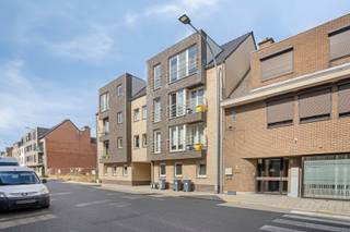 Dit appartement bevindt zich in het centrum van Geel met alle faciliteiten zoals winkels, openbaar vervoer, horeca, scholen... op...