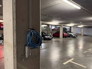 Deze staanplaats, met voorziening voor opladen elektrische wagen, in het ondergronds parkeercomplex van nieuwbouwresidentie Den Indruk wordt te...