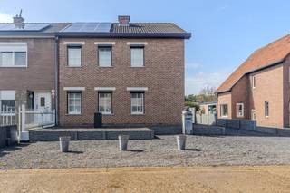 Deze ruime en verzorgde woning in de Vliegstraat te Rekem biedt een mooie combinatie van comfort, ruimte en functionaliteit. De woning beschikt over lichtrijke leefruimtes, een praktische indeling en een aangename buitenruimte.<br />Met zonnepanelen en airconditioning op de bovenverdieping geniet u hier van extra wooncomfort. De woning is bovendien veelzijdig ingedeeld, waardoor ze perfect geschikt is voor gezinnen of voor wie op zoek is naar extra ruimte om wonen en werken te combineren.<br /><br /><strong>Ligging & omgeving</strong><br />De woning is rustig gelegen in Rekem, een deelgemeente van Lanaken die bekend staat om haar charmante karakter en groene omgeving. U woont hier in een aangename en residentiële buurt, met alle nodige voorzieningen in de nabijheid zoals winkels, scholen en horeca.<br /><br />Dankzij de gunstige ligging bent u bovendien snel in het centrum van Lanaken en bereikt u ook Maastricht in slechts enkele minuten. De omgeving biedt daarnaast tal van fiets- en wandelmogelijkheden, onder meer in de nabijgelegen natuurgebieden en langs de Maas.<br /><br />Kortom, een ideale ligging voor wie rustig wil wonen, maar toch vlot verbonden wil blijven met stad en voorzieningen.<br /><br /><strong>Indeling</strong><br />Via de inkomhal betreedt u de woning, waar u meteen toegang heeft tot het apart gastentoilet.<br />De ruime en lichtrijke woonkamer vormt het hart van de woning en biedt extra gezelligheid dankzij de aanwezige haard.<br />Aansluitend bevindt zich een aparte, ruime keuken die volledig is ingericht en voldoende plaats biedt voor comfortabel koken en leven.<br /><br />Verder beschikt de woning over een extra multifunctionele ruimte, momenteel ingericht als tweede keukenhoek met koelkast, eettafel en voorzieningen voor wasmachine en droogkast. Deze ruimte kan perfect dienen als bijkeuken, eetruimte of hobbyruimte.<br />Op de eerste verdieping bevinden zich drie slaapkamers, waarvan één momenteel ingericht is als bureau. De aanwezigheid van airconditioning op deze verdieping zorgt voor extra comfort tijdens warme dagen. De badkamer is uitgerust met een douche, dubbele lavabo en toilet.<br /><br /><strong>Buitenruimte</strong><br />De woning beschikt over een ruim aangelegde tuin waar u in alle rust kan genieten. Het overdekte terras maakt het mogelijk om het hele jaar door buiten te vertoeven.<br /><br />Daarnaast zijn er twee garageboxen aanwezig, wat zorgt voor voldoende parkeergelegenheid en extra bergruimte.<br /><br /><br /><strong>Troeven op een rij</strong>
<ul>
<li>Rustige ligging in Rekem (Lanaken)</li>
<li>Zonnepanelen (18 stuks) met batterij</li>
<li>Airco op de gehele bovenverdieping</li>
<li>3 slaapkamers </li>
<li>Ruime leefruimte met haard</li>
<li>Aparte keuken</li>
<li>Extra multifunctionele ruimte</li>
<li>Overdekt terras en ruime tuin</li>
<li>Twee garageboxen</li>
</ul>
Samengevat: een ruime en instapklare woning met veel comfort, praktische indeling en een uitstekende ligging in het charmante Rekem.<br /><br />Wenst u graag meer informatie of een bezichtiging? Neem contact met ons op via het nummer<strong><span><span>+32 (0)89 23 44 22</span></span></strong><span><span> </span></span>of mail naar <span><strong>info@immoverslegers.be</strong></span>!
