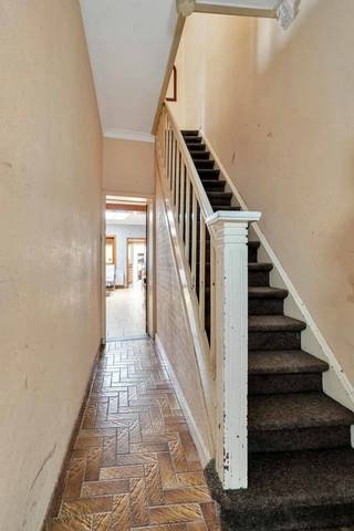 <p>Deze eengezinswoning in Sint-Truiden met 2 slaapkamers vormt een interessante opportuniteit voor wie wil investeren in vastgoed met onmiddellijk rendement. De woning is momenteel verhuurd, waardoor je vanaf de aankoop kan rekenen op een stabiele huuropbrengst zonder leegstand.<br /></p><p>Bij het betreden van de woning merk je meteen de praktische indeling op, die zorgt voor een functionele en comfortabele woonomgeving. De leefruimte biedt voldoende plaats voor een zithoek en eetruimte en sluit aan op de keuken, die ingericht is voor dagelijks gebruik.</p><p>Op de verdieping bevinden zich twee volwaardige slaapkamers, geschikt voor een koppel, klein gezin of alleenstaande. De badkamer is functioneel en voldoet aan de basisbehoeften van de bewoners. Dankzij de compacte maar efficiënte indeling is deze woning bijzonder aantrekkelijk voor huurders.<br /></p><p>De ligging is een belangrijke troef. De woning bevindt zich op korte afstand van het centrum van Sint-Truiden, waardoor winkels, scholen, horeca en openbaar vervoer gemakkelijk bereikbaar zijn. Dit maakt het pand extra interessant voor verhuur en zorgt voor een stabiele vraag op de huurmarkt.</p><p>Aangezien de woning reeds verhuurd is, geniet je meteen van inkomsten en hoef je geen tijd te investeren in het zoeken naar een huurder. Dit maakt het een laagdrempelige en zorgeloze investering, zowel voor beginnende als ervaren investeerders.<br /></p><p>Ben je op zoek naar een rendabele investering in Sint-Truiden? Neem contact op en plan je bezoek.</p>