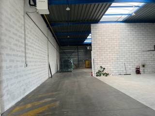 Located in a strategic part of Sint-Lambrechts-Woluwe, this functional warehouse with office space is available for rent. The property is ideal for storage and administrative purposes.

Features:
 565 m² of warehouse space with a clear height of 6 meters
 140 m² of offices, equipped with air conditioning for a comfortable working environment
 4 parking spaces included
 LED lighting and gas heating in the warehouse

This combination of warehouse and office space is perfect for businesses looking for a professional base in Brussels, offering both space and comfort.

Location:
 Situated on the calm yet central Tollaan
 Excellent connection to the Brussels ring road and urban network

Interested? Contact us for more information or to schedule a visit: 02 462 32 00