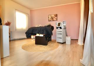 Bent u op zoek naar een professionele locatie voor uw praktijk of kantoor?
Dit instapklare handelspand biedt tal van mogelijkheden en is ideaal voor vrije beroepen, medische of paramedische praktijken, consultancy of kantooractiviteiten.
De bureau/praktijkruimte heeft een oppervlakte van 37m2. Deze zijn verdeeld in 2 aparte ruimtes.
Er zijn ook nog 2 andere ruimtes beschikbaar, en het volledig pand met 3 praktijkruimtes kan ook in zijn geheel gehuurd worden.
Het pand beschikt over drie afzonderlijke praktijkruimtes of burelen, een gemeenschappelijke wachtruimte , een toilet, een kitchenette/berging.
Vooraan het gebouw bevindt zich 2 gemeenschappelijke parkeerplaatsen.
Het handelspand geniet van een centrale ligging en biedt een uitstekende zichtbaarheid, ideaal voor diverse handels- of dienstverlenende activiteiten.
Dankzij de vlotte bereikbaarheid en de ruime parkeergelegenheid in de directe omgeving is het pand gemakkelijk toegankelijk. Bovendien bevindt het zich op wandelafstand van het centrum van Eeklo.
Interesse in dit centraal gelegen handelspand? Stuur een e-mail naar verhuur@vastgoedunicum.be of bel naar Unicum 09/366 16 15.