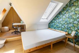 <h1> </h1>

<p>Op een uitstekende locatie in Brugge, in het prestigieuze en beschermde herenhuis aan de Koningin Elisabethlaan 10, bieden wij drie luxueus afgewerkte studentenkamers afzonderlijk te koop aan. Het karaktervolle pand combineert historische charme met hedendaags wooncomfort en vormt een aantrekkelijke investeringsopportuniteit met onmiddellijke huurinkomsten.</p>

<p>Elke studentenkamer beschikt over een eigen badkamer en toilet. Daarnaast kunnen de bewoners gebruikmaken van een stijlvolle gemeenschappelijke keuken en een gezellige leefruimte. Dankzij de hoogwaardige afwerking, de uitstekende ligging en de bestaande verhuur zijn deze kamers bijzonder interessant voor investeerders die op zoek zijn naar een zorgeloze vastgoedinvestering.</p>

<p>Studentenkamer 0001 wordt aangeboden aan € 174.000 en is momenteel verhuurd aan € 600 per maand, goed voor een jaarlijkse huurinkomst van € 7.200 en een bruto aanvangsrendement van circa 4,14%.</p>

<p>Studentenkamer 0101 wordt aangeboden aan € 229.000 en is momenteel verhuurd aan € 800 per maand, wat resulteert in een jaarlijkse huurinkomst van € 9.600 en een bruto aanvangsrendement van circa 4,19%.</p>

<p>Studentenkamer 0301 wordt aangeboden aan € 177.000 en is momenteel verhuurd aan € 625 per maand, goed voor een jaarlijkse huurinkomst van € 7.500 en een bruto aanvangsrendement van circa 4,24%.</p>

<h3>Troeven op een rij</h3>

<ul><li>Drie studentenkamers afzonderlijk te koop</li><li>Gelegen in een beschermd en karaktervol herenhuis</li><li>Eigen badkamer en toilet in elke kamer</li><li>Stijlvolle gemeenschappelijke keuken en leefruimte</li><li>Alle kamers zijn momenteel verhuurd</li><li>Onmiddellijke en stabiele huurinkomsten</li><li>Topligging nabij het centrum van Brugge</li></ul>