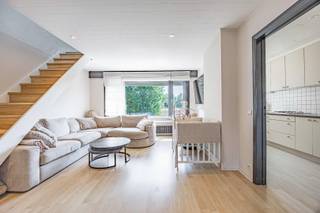 Bent U op zoek naar een ruim appartement op een centrale ligging in Knokke-Heist, waar comfort, praktische indeling en lage vaste kosten samenkomen? Dan is dit instapklare appartement in een kleinschalige residentie beslist een bezoek waard. Dankzij de doordachte indeling, drie volwaardige slaapkamers, een ruim terras en het privatieve gebruiksgenot van een stuk tuin biedt dit appartement een uitzonderlijke combinatie van ruimte en wooncomfort.<br /><br />Het appartement maakt deel uit van een residentie met slechts drie mede-eigenaars, waar er geen syndicus is aangesteld en u geniet van bijzonder lage gemeenschappelijke kosten. Bovendien werd het dak in 2024 volledig vernieuwd, waarbij nieuwe dakisolatie werd geplaatst en enkel het bestaande gebinte behouden bleef. In combinatie met de energiezuinige eigenschappen van het appartement vormt dit een belangrijke meerwaarde.<br /><br />De ligging is eveneens een absolute troef. U bevindt zich op wandelafstand van openbaar vervoer, winkels, scholen en andere dagelijkse voorzieningen. Ook parkeergelegenheid is ruim voorhanden in de directe omgeving. Appartementen met drie slaapkamers in deze prijsklasse en op deze locatie zijn bijzonder schaars, waardoor dit een interessante opportuniteit vormt, zowel voor eigen bewoning als investering.<br /><br />Indeling<br /><br />- Inkomhal,<br />- Ruime en lichtrijke leefruimte met gezellige zithoek,<br />- Volledig uitgeruste keuken voorzien van alle hedendaags comfort,<br />- Badkamer met douche, wastafel en toilet,<br />- Eerste ruime slaapkamer,<br />- Tweede slaapkamer,<br />- Masterbedroom,<br />- Ruim terras,<br />- Privatief gebruiksgenot van een stuk tuin op de gelijkvloerse verdieping,<br />- Private berging op dezelfde verdieping als het appartement,<br /><br />Bent U op zoek naar een ruim, energiezuinig appartement met lage vaste kosten en een uitstekende ligging in Knokke-Heist? Neem dan vandaag nog contact op met Maxim via 0477 06 03 30 of maxim@rhvastgoed.com voor meer informatie of een bezoek ter plaatse.