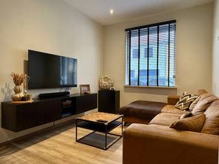 Starterswoning te koop in Roeselare 🏡Bij het binnenkomen word je verwelkomd in de gezellige leefruimte. Dankzij de hoge plafonds geniet je van een...