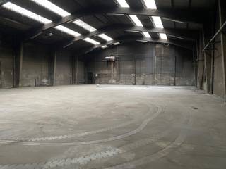 Deze industriële ruimte / magazijn heeft een totale oppervlakte van 522 m², afmetingen 18 m breedte en 29 m lengte. Deze loods kan dienst doen voor werkruimte en/of opslagruimte en is instapklaar. Onroerende voorheffing ten laste van de huurder. Huurprijs 1305 €/mnd. Vrij vanaf 01/11/2022.