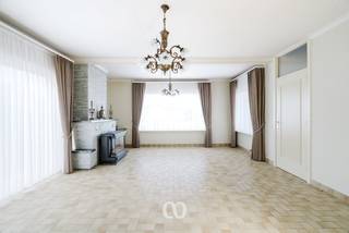 SCHRIJF JE IN VOOR HET EERST BEZOEKMOMENT VAN VRIJDAG 18 SEPTEMBER VIA ONZE WEBSITE!<br /><br />Ben jij op zoek naar een stevige laagbouwwoning met een prachtige tuin vlakbij het centrum van Oudenaarde? Gevonden!<br /><br />De lichtrijke leefruimtes, de ruime tuin, de praktische indeling en de uitstekende ligging op een boogscheut van het centrum van Oudenaarde en de Donkvijver zijn maar enkele van de vele troeven die we hier terugvinden.<br /><br />INDELING:<br /><br />GLV: <br />Je komt de woning binnen via de inkomhal met gastentoilet. Van hieruit heb je toegang tot de ruime en lichtrijke living. Aansluitend bevindt zich de keuken. Verder beschikt de woning over een badkamer met extra toilet, twee volwaardige slaapkamer, koele berging en een praktische wasplaats.<br /><br />ZOLDER: <br />De woning beschikt over een ruime zolder die eveneens ideaal is als opslagruimte.<br /><br />TUIN: <br />Achter de woning bevindt zich een prachtige en ruime tuin waar je in alle rust kan genieten van de buitenruimte.<br /><br />Lijkt deze woning wel iets voor jou? Aarzel dan zeker niet en contacteer ons vandaag nog om een bezoek in te plannen!