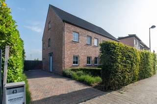 Welkom in jouw droomhuis! Op een indrukwekkend perceel van maar liefst 891 m² werd in 2016 deze knappe woning uit de grond gestampt - van top tot...