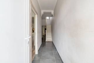 Ontdek deze ruime woning.  Deze woning geeft u direct bij binnenkomst een warm, huiselijk gevoel. Ideaal voor een gezin met kinderen.<br />INDELING:<br />Je betreedt de woning via de inkomhal (9,60m²). Via de inkomhal kan je naar woonkamer met open keuken en eetkamer. De eetkamer/zithoek geeft toegang naar een aparte WC en tevens naar een ruime koer met tuinhuis. Via de keuken kan je tevens naar een ruime badkamer.<br />Op de eerste verdieping vindt u de nachthal met toegang naar 2 slaapkamers (15.m² en 10,50m²).<br />Op de tweede verdieping vindt u de nachthal met toegang naar tevens 2 slaapkamers waarvan 1 slkr met mezzanine/vide (15.m² en 18,20m²).<br />Er is tevens een kelder( 5m²,  kleine opslagruimte, ideaal voor leidingen,…)<br />Voor de woning heb je mogelijkheid om uw auto en fietsen te parkeren.<br /> <br />BOUWTECHNISCH:<br />Renovatiejaar: 2015 (ramen, radiators en cv ketel, dak, afvoer, achtergevel bekleding)<br /> <br />REDEN IN OVERVLOED om deze woning te gaan bezichtigen.