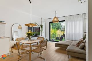 Op een uitstekende locatie te Edegem bevindt zich dit recent gerenoveerde (2023) gelijkvloers appartement met 2 slaapkamers, tuin en terras. U bevindt zich hier op een rustige, centrale locatie, doch op wandelafstand van winkels, scholen, eet-en drankgelegenheden en het openbaar vervoer.<br /><br />We betreden het appartement via de inkomhal met apart gastentoilet. De lichtrijke leefruimte werd voorzien van een parketvloer en kunt u inrichten met een gezellige zithoek en een aparte eetplaats. Via de leefruimte heeft u toegang tot de goed georiënteerde tuin met terras waarin u kan genieten van het mooie weer. De open keuken is mooi geïntegreerd in het geheel en voorzien van kwalitatieve toestellen. De nachthal geeft ons verder toegang tot een berging, 2 slaapkamers voorzien van ingemaakte kasten en de badkamer, uitgerust met een lavabo en een inloopdouche. Tot slot beschikt u ook achteraan over een ruim terras en is het appartement voorzien van een kelderberging. Indien gewenst kan er een garage, gelegen achteraan het appartement, gehuurd worden. De gemeenschappelijke kosten bedragen €75 per maand.<br /><br />Dit is een uitstekende opportuniteit als u op zoek bent naar een instapklaar appartement met 2 slaapkamers en tuin op een uitstekende locatie in Edegem. Contacteer ons voor meer informatie op +32 479/47.09.61 of neem een kijkje op www.boonstravastgoed.be .<br /><br />Bijzonderheden:<br />- 2 slaapkamers<br />- Aangename tuin<br />- Gelijkvloers appartement