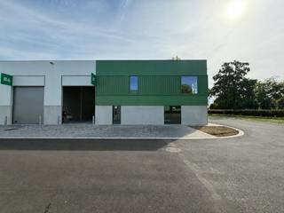 Deze polyvalente KMO-unit van ca. 216 m² is gelegen op een uiterst zichtbare hoeklocatie binnen het kwalitatieve Green Business Park te Kortessem, nabij Hasselt. Dankzij de ligging aan de straatzijde, de grote raampartijen en de moderne uitstraling beschikt de unit over een uitstekende commerciële zichtbaarheid.<br /><br />De ruimte biedt een interessante combinatie van showroom, magazijn en mezzanine dat kan dienen als kantoorruimte. De grote raampartijen zorgen voor veel natuurlijke lichtinval en maken de showroom bijzonder geschikt voor ondernemingen die klanten op een professionele manier willen ontvangen en hun producten of diensten duidelijk in de kijker willen plaatsen.<br /><br />Op de mezzanine bevindt zich bijkomende ruimte die uitstekend kan worden ingericht als kantoor, vergaderruimte of werkplek. Hierdoor kan de beschikbare oppervlakte praktisch worden ingedeeld met een duidelijk onderscheid tussen commerciële ruimte, opslag en administratieve functies.<br /><br />Ook op vlak van toegankelijkheid is de unit praktisch ingericht. Er is een sectionale poort van ca. 5 meter hoog, een afzonderlijke inkom en een ruime schuifdeur met codebediening aanwezig. Verder beschikt de unit over sanitair en zijn er maar liefst 7 privatieve parkeerplaatsen voorzien.<br /><br />De ligging op de hoek zorgt bovendien voor een uitstekende visibiliteit vanaf de openbare weg. Reclame op de gevel is mogelijk, wat een bijkomende troef vormt voor ondernemingen die hun zaak of merk duidelijk zichtbaar willen maken.<br /><br />Door de combinatie van showroom, magazijnruimte, kantoor, praktische toegang en ruime parkeermogelijkheden is deze KMO-unit geschikt voor verschillende activiteiten. Denk onder meer aan een showroom, personal training of fitnessconcept, gespecialiseerde handelszaak, interieur- of technische showroom of een onderneming die een combinatie zoekt van klantenontvangst, opslag en kantoorruimte.<br /><br />De ligging in Kortessem, nabij Hasselt, zorgt bovendien voor een vlotte bereikbaarheid en maakt deze unit geschikt als uitvalsbasis voor zowel lokale ondernemers als bedrijven die een goed zichtbare en professioneel uitgeruste locatie zoeken.<br /><br />Interesse in deze KMO-unit? Contacteer +32 470 85 30 84 voor meer informatie of een bezoek ter plaatse.