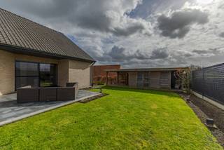 Deze perfect onderhouden open bebouwing bevindt zich op de grens van Gavere en Semmerzake, met dus een uitstekende bereikbaarheid tot gevolg.<br />Bijzonder ruime eigendom (BVO > 250 m²), met een eigentijdse touch. <br /><br />De centrale inkomhal brengt u naar de bar, een ruime plek met tal van invullingsmogelijkheden (zoals een bureel of hobbyruimte), die u vervolgens leidt naar de praktische keuken. De ruime lichtrijke leefruimte sluit hierop mooi aan. <br />De verdieping beschikt over 3 slaapkamers en een ruime badkamer.<br />De inpandige garage zorgt natuurlijk voor een handige meerwaarde, net zoals de aanwezige wasplaats.<br />De uitstekend onderhouden tuin zorgt voor heerlijk buiten genieten. Zelfs bij minder goed weer kunt u comfortabel vertoeven onder de overkapping.