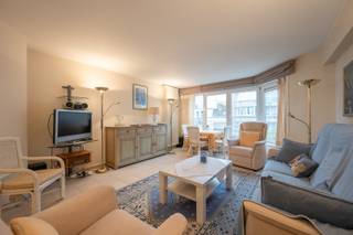Dit instapklare appartement is ideaal gelegen op de Lippenslaan 282 in Knokke, op wandelafstand van winkels, restaurants en het strand.<br /><br />Het appartement beschikt over twee volwaardige slaapkamers, een lichtrijke leefruimte, een functionele keuken en een verzorgde badkamer. Hoewel het interieur niet modern is, verkeert het in goede staat van onderhoud en is het licht op te frissen naar eigen smaak.<br /><br />Met een gunstig EPC-label A biedt dit pand bovendien een energiezuinige woonoplossing op een uitstekende locatie.<br /><br />Een interessante opportuniteit voor wie op zoek is naar een comfortabel appartement met potentieel in het hart van Knokke.<br />Intresseert dit pand jou, neem snel contact met ons op!<br />Ref. A716C