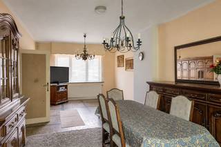 Deze te renoveren gesloten bebouwing is gelegen op een perceel van ca. 969 m² en biedt heel wat ruimte en mogelijkheden. Op het gelijkvloers bevinden zich een inkomhal met trap, een apart toilet, een ruime leefruimte met veranda, een keuken, een praktische bijkeuken, een bureauruimte én een inpandige garage. De eerste verdieping omvat drie ruime slaapkamers, een badkamer en een apart toilet. De ruime zolderverdieping is bereikbaar via een vaste trap en biedt tal van mogelijkheden, zoals extra slaapkamers, een hobbyruimte of een thuiskantoor. Daarnaast is er een kelder die extra bergruimte voorziet. De ruime tuin geniet van een mooi, open groenzicht en biedt alle rust. De woning is rustig gelegen nabij het centrum van Oppuurs, met winkels, scholen en openbaar vervoer op korte afstand. Dankzij de vlotte verbindingen naar Puurs, Bornem, Willebroek en de N16/A12 zijn Antwerpen, Mechelen en Brussel gemakkelijk bereikbaar. Een ideale woning voor wie op zoek is naar een renovatieproject met veel potentieel op een gunstige locatie. Interesse? Contacteer ons voor een bezoek of meer informatie via 03/283.84.84 of gert@ax-quality.be.