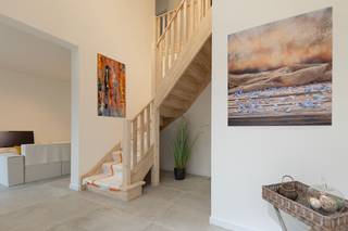 <p><strong>Prachtig gerenoveerde gezinswoning (2026) met 3 slaapkamers, 2 badkamers, stadstuin en garage!</strong></p><p>Bent u op zoek naar een instapklare woning met hedendaags comfort, energiezuinigheid én de vrijheid om uw eigen droomkeuken te realiseren? Deze parel werd in <strong>2026 volledig gerenoveerd</strong> met oog voor kwaliteit, lichtinval en stijl. Dankzij het gunstige <strong>EPC-label B</strong> geniet u van een lage energiefactuur en een zorgeloze toekomst.</p><p><strong>Licht en ruimte op de begane grond</strong></p><p>Bij het betreden van de woning valt direct de ruime en heldere leefruimte op. De strak afgewerkte witte wanden en moderne vloertegel zorgen voor een frisse, tijdloze uitstraling. De grote raampartijen aan de achterzijde bieden een prachtig zicht én directe toegang tot de gezellige <strong>stadstuin</strong>. Hier kunt u in alle rust genieten van een ontbijt in de buitenlucht of een sfeervolle barbecue.</p><p><strong>Keuken naar eigen smaak</strong></p><p>De aansluitingen voor de keuken zijn reeds voorzien, wat u de unieke kans biedt om uw droomkeuken volledig naar eigen wens, smaak en budget in te richten.</p><p><strong>Rustgevende verdiepingen & optimaal comfort</strong></p><p>Op de bovenverdieping bevinden zich <strong>3 volwaardige slaapkamers</strong>, verfijnd afgewerkt met een warme houtinterieurvloer en veel natuurlijk daglicht. Daarnaast beschikt de woning over maar liefst <strong>2 moderne badkamers</strong>, waaronder een stijlvolle badkamer ingericht met een ruime inloopdouche met regendouche, strak wastafelmeubel en een raam voor natuurlijke ventilatie. Ideaal voor gezinnen of wanneer u gasten ontvangt!</p><p><strong>Praktisch en comfortabel</strong></p><p>Als extra troef beschikt deze woning over een <strong>private garage</strong>, ideaal voor het veilig parkeren van uw wagen of als bijkomende bergruimte.</p><p><strong>Troeven op een rij:</strong></p><ul><li><p>Volledig gerenoveerd in 2026</p></li><li><p>Gunstig energielabel: <strong>EPC B</strong></p></li><li><p>3 ruime en lichtrijke slaapkamers</p></li><li><p><strong>2 moderne badkamers</strong> (o.a. met inloopdouche)</p></li><li><p>Zonnige stadstuin met schuifraam vanuit de keuken.</p></li><li><p>Inclusief garage</p></li><li><p>Keuken nog vrij te kiezen en in te richten</p></li></ul><p>Maak snel een afspraak voor een bezichtiging en laat u verrassen door de ruimte en het comfort van deze unieke woning!</p>