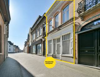 Ontdek deze karaktervolle woning op een topligging in de Nieuwstraat 4 te Torhout. Hier woont u pal in het centrum, met winkels, scholen, horeca en openbaar vervoer op wandelafstand én een vlotte bereikbaarheid.<br /><br />Bij het betreden van de woning komt u in een ruime inkomhal die voorheen dienst deed als handelsruimte, ideaal voor wie wonen en werken wil combineren of nood heeft aan extra polyvalente ruimte. Aansluitend bevindt zich de leefruimte met keuken, die u volledig naar eigen smaak en stijl kan inrichten. Het gelijkvloers wordt verder aangevuld met een gezellige veranda, een gastentoilet en een praktische wasplaats.<br /><br />Op de eerste verdieping vindt u drie volwaardige slaapkamers en een badkamer met zitbad. Via een vaste trap bereikt u de zolderverdieping, waar zich een vierde slaapkamer en extra bergruimte bevinden — perfect voor een groot gezin of hobbyruimte.<br /><br />Ook buiten heeft deze woning troeven: een aangename buitenruimte die zich uitstekend leent tot het creëren van een knus stadstuintje of een gezellig terras, midden in het centrum.<br /><br />Warm geworden van deze karaktervolle eigendom? Contacteer ons vandaag nog voor meer informatie of een bezoek!<br /><br />De vermelde prijs is een richtprijs; elk bod wordt voorgelegd aan de eigenaar, die het recht heeft dit te aanvaarden of te weigeren.<br />Neem voorsprong met een vrijblijvende schatting via: www.residentievastgoed.be/gratisonlineschatten