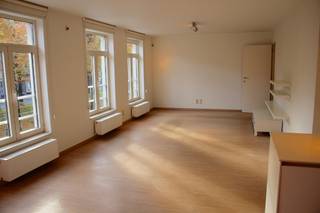 Mooi afgewerkt en lichtrijk appartement gelegen op de eerste verdieping in een verzorgd gebouw. Indeling als volgt; inkomhal, lumineuze leefruimte...