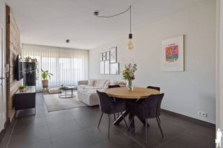 <p><strong>Lichtrijk 2-slaapkamerappartement met terras in Boechout</strong></p>
<p>In een rustige, doodlopende straat nabij het centrum van Boechout vinden we dit bijzonder aangename en lichtrijke appartement met twee slaapkamers. De ruime leefruimte, grote raampartijen en het gezellige terras zorgen voor een fijn gevoel van ruimte en licht.</p>
<p>Ook de ligging is een absolute troef: winkels, scholen en het centrum bevinden zich vlakbij, terwijl ook tram, bus en trein vlot bereikbaar zijn. Een ideale combinatie van rustig wonen en een uitstekende bereikbaarheid.</p>
<p><strong>Algemeen:</strong></p>
<ul>
<li>Kleinschalig gebouw met slechts 3 appartementen</li>
<li>EPC: B</li>
<li>Elektrische keuring: conform</li>
<li>Gelegen op de bovenste verdieping</li>
<li>Bijzonder lichtrijk dankzij de grote raampartijen</li>
<li>Ruime en aangename leefruimte</li>
<li>Gezellig, inpandig terras met west oriëntatie</li>
<li>Twee slaapkamers</li>
<li>Dak recent vernieuwd en geïsoleerd</li>
<li>CV op gas</li>
<li>Zeer lage vaste kosten</li>
<li>Mogelijkheid tot aankoop van de hele inboedel</li>
</ul>
<p><strong>Indeling:</strong><br />We komen binnen in de leefruimte, waar grote raampartijen voor een overvloed aan natuurlijk licht zorgen. De zit- en eetruimte vormen samen één aangenaam geheel en sluiten aan op de halfopen keuken, voorzien van de nodige toestellen en een leuk uitzicht naar buiten.</p>
<p>Het appartement beschikt verder over twee slaapkamers. De grootste slaapkamer (ca. 15m²) heeft rechtstreeks toegang tot het gezellige, inpandige terras: een fijne plek om in alle rust van de buitenlucht en te genieten. De tweede kamer (ca. 6,5m²) kan perfect dienst doen als slaapkamer, bureau of hobbyruimte en geeft eveneens uit op het terras. Verder vinden we een badkamer met douche, wastafel en toilet.</p>
<p><strong>Een instapklaar en bijzonder aangenaam appartement voor wie rustig wil wonen met alle voorzieningen van Boechout binnen handbereik.</strong></p>
<p>Stedenbouwkundige inlichtingen in aanvraag.</p>