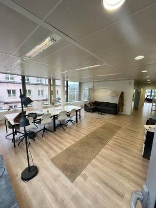 Office for rent located on Avenue Louise. The neighbourhood offers many possibilities like restaurants, snacks and small shops.<br />Surface: 244 sqm.<br />Parking available: 1.800 €/space/year.<br />Archives: 101 sqm (90€/sqm/year).