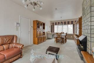 In een rustige, kindvriendelijke straat in Kontich-Kazerne bevindt zich deze goed onderhouden halfopen bebouwing met zuid-oost gerichte tuin.<br /><br />De te moderniseren woning beschikt over een ruime garage met elektrische poort en oprit op het gelijkvloers. Op de eerste verdieping bevindt zich de lichtrijke leefruimte met aangrenzende keuken, die kan vernieuwd worden naar eigen smaak. De woning telt drie slaapkamers en een badkamer op de bovenverdieping. Achteraan bevindt zich een tuin met zuidoostoriëntatie, ideaal voor wie houdt van zon en rust.<br /><br />Belangrijke troeven:<br />- Dak vernieuwd in 2017 met 12 cm isolatie<br />- Goed onderhouden structuur<br />- Rustige ligging en doodlopende straat, nabij winkels, scholen en invalswegen<br /><br />Een woning met veel mogelijkheden, klaar om omgevormd te worden tot een comfortabele gezinswoning op een toplocatie in Kontich-Kazerne.<br /><br />Pandenjagers is een innovatief vastgoedkantoor en kiest bewust voor een unieke en transparante aanpak. Bij ons bestaat de totale aankoopprijs altijd uit twee duidelijke onderdelen: de vraagprijs die bovenaan in de advertentie vermeld staat, plus onze vaste commissie van 10.000 euro incl. BTW. Dankzij deze open prijsstructuur krijgt u als koper vanaf het eerste moment een eerlijke inkijk hoe de totale prijs van het pand tot stand is gekomen.<br /><br />Interesse? Contacteer ons via 0465 082 669 of info@pandenjagers.be.