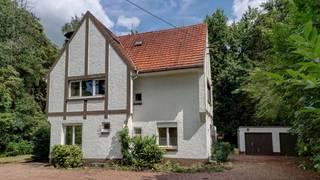 Te renoveren landhuis op 15 are 53 ca residentieel en bosrijk gelegen langs verbindingsweg, tuin met privacy. <br />Omvat: kelders - inkomhal met trap, wc, living 32m² met open haard, keuken, berging/wasruimte.<br />1ste verdieping: 4 slaapkamers, badkamer met wc<br />2de verdieping via vaste trap: 2 zolderkamers (mogelijk in te richten als slaapkamers, CV aanwezig), zolderberging op zelfde niveau.<br />Afzonderlijk: dubbele garage<br />Bouwjaar 1940 - dient gerenoveerd te worden.<br />CV aardgas.<br />EPC 1009 kWh/jaar - energielabel F - UC 0003657795-RES-1.<br />Totale vloeroppervlakte 235m² + afzonderlijk dubbele garage + kelder.<br />Oriëntatie: living en terras op noord-oost - keuken op het zuiden<br />Stedenbouwkundige info: woonpark = residentieel woongebied - vergund geacht - afzonderlijke dubbele garage vergund in 1972 - niet gelegen in een verkaveling - geen voorkooprecht ruimtelijke ordening - geen rechterlijke herstelmaatregel of bestuurlijke maatregel opgelegd.<br />Geen risicozone voor overstromingen - gebouwscore C - perceelscore C (pluviaal).<br />PREMIES voor renovatie: informatie over premies en financiële steun bij de renovatieverplichting kan u raadplegen op de website https://www.vlaanderen.be/een-huis-of-appartement-kopen/renovatieverplichting-voor-residentiele-gebouwen . Renovatieverplichting: kopers van woningen met een EPC-label E of F worden verplicht om binnen de 5 jaar na datum notariële akte de woning energetisch te renoveren tot minimum energielabel D = EPC 400 kWh/m² of beter.