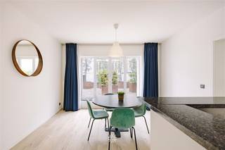 <p><span>GENT CENTRUM - Unieke investeringsopportuniteit in het historische hart van Gent</span></p><p><span> </span></p><p><span>Ontdek deze opbrengsteigendom in de Gentse Binnenstad. Dit recent en kwalitatief opbrengstpand omvat 7 stijlvolle appartementen, 10 inpandige staanplaatsen en een verhuurd handelsgelijkvloers. Alle appartementen worden momenteel verhuurd via toeristische verhuur, wat resulteert in een zeer interessant huurrendement.</span></p><p><span> </span></p><p><span> </span></p><p><span>Topligging</span></p><p><span>Gelegen in de Belfortstraat, midden in de Gentse Binnenstad, op een steenworp van het Belfort, de Korenmarkt en het Sint-Baafsplein. Een gegeerde straat met uitstekende bereikbaarheid, nabij winkels, horeca, openbaar vervoer en culturele hotspots. De combinatie van centrale ligging en modern comfort, maakt dit een hooggewaardeerde verhuurlocatie.</span></p><p><span> </span></p><p><span>Belangrijkste kenmerken</span></p><ul><li><span>Conformiteitsattesten voor toeristische exploitatie aanwezig</span></li><li><span>Basisakte, EPC- en asbestattesten per entiteit beschikbaar</span></li><li><span>Individuele nutsvoorzieningen per entiteit</span></li><li><span>Parkeergarage met automatische toegangspoort</span></li></ul><p><span> </span></p><p><span>Troeven</span></p><ul><li><span>Toplocatie in het centrum van Gent</span></li><li><span>Bewezen hoog rendement via toeristische verhuur en handelshuur</span></li><li><span>Instapklaar en volledig conform</span></li><li><span>Zeldzame combinatie van locatie, rendement en parkeermogelijkheden</span></li></ul><p><span> </span></p><p><span> </span></p><p><span>Belangrijk</span></p><p><span>Richtprijs op aanvraag</span></p><p><span>Geen renovatieverplichting</span></p><p><span> </span></p><p><span>Contacteer Axel Lenaerts makelaars voor meer informatie via <span>Laurens@axellenaerts.be</span></span><span> of 09 245 24 24</span></p>