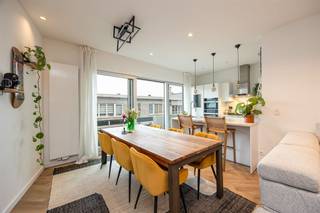 <p><span>Op zoek naar een ruim appartement in een rustige maar opkomende buurt vlak bij het centrum van Antwerpen? Dan is dit instapklare, trendy appartement met 3 slaapkamers, kelderberging én autostaanplaats precies wat je zoekt. Je geniet hier van veel licht, een stijlvolle afwerking en een vlotte bereikbaarheid.</span></p><p><span> </span></p><p><span>Stijlvol en lichtrijk wonen</span></p><p><span>Met z’n 104 m² bewoonbare oppervlakte, warme visgraat parketvloeren en hoge plafonds, ademt dit appartement ruimte en stijl. Je komt binnen via een ruime hal met digitale thermostaat, parlofoon en toegang tot alle kamers. De gezellige leefruimte van maar liefst 44 m² is afgewerkt met strakke industriële details, ingebouwde spots en een prachtige aluminium schuifraam die toegang biedt tot het voorgelegen balkon.</span></p><p><span>De open keuken is strak en functioneel met wit kunststof fronten, een wit keramisch werkblad en kwalitatieve toestellen: een 5-pits gasvuur en 2 ovens van Miele, AEG dampkap en chromen kraanwerk. De slimme indeling zorgt ervoor dat je hier gezellig samen kookt én tafelt.</span></p><p><span> </span></p><p><span>3 volwaardige slaapkamers & stijlvolle badkamer</span></p><p><span>De drie slaapkamers hebben allemaal een warme visgraat parketvloer. Twee kamers (8,5 m² en 17 m²) bevinden zich aan de rustige achterzijde met manuele rolluiken, vliegenramen en composiet vensterbanken. De derde kamer (11,5 m²) beschikt over een ronde dakkoepel die zorgt voor natuurlijke lichtinval. De badkamer is een echte eyecatcher met een moderne, industriële look: witte marmerlook tegels, een dubbele wastafel, zwarte kasten, glazen douchewand met industriële frame en ledverlichting onder het hangtoilet. Praktisch en stijlvol tegelijk.</span></p><p><span> </span></p><p><span>Handige extra’s</span></p><p><span>Er is een aparte berging met aansluiting voor de wasmachine en een individuele gasketel. Verder beschik je over een privatieve kelderberging én een autostaanplaats. De ondergrondse fietsenberging is mooi meegenomen voor wie graag met de fiets de stad in trekt.</span></p><p><span> </span></p><p><span>Rustig wonen in opbloeiende buurt</span></p><p><span>Je woont hier in een opkomende buurt in 2060 Antwerpen, op wandelafstand van het station Schijnpoort en diverse bushaltes. Het is hier heerlijk rustig wonen, met het bruisende stadsleven toch binnen handbereik. Je vindt alles in de buurt: winkels, openbaar vervoer, scholen en gezellige horecaplekken.</span></p><p><span> </span></p>