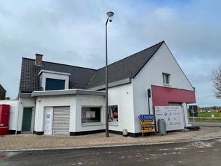 Deze <strong>commerciële eigendom</strong> combineert een ruime <strong>handelsruimte met bijhorende loods</strong>, strategisch gelegen langs de Duinkerkekeiweg, op slechts 850 m van de E40-oprit en -afrit Adinkerke (nr. 1).<br /><br />De <strong>handelsruimte</strong> beschikt over een <strong>gelijkvloers van +/- 190 m²</strong>, voorheen ingericht als winkelruimte, en een <strong>verdieping van +/- 135 m²</strong> die momenteel dienstdoet als bureel en archiefruimte. De indeling leent zich perfect voor diverse handels- of kantooractiviteiten.<br /><br />Aansluitend bevindt zich een <strong>loods van ca. 300 m²</strong>, bereikbaar via twee sectionale poorten (3,5m B x 3,9m H), wat zorgt voor een vlotte in- en uitrit van goederen. De loods is opgebouwd uit betonpanelen met geïsoleerd steeldeck en heeft een vrije hoogte van 4,55 meter. Deze kan worden verwarmd met luchtblazers op stookolie en is voorzien van branddetectie.<br /><br />Dankzij de combinatie van winkel, kantoor en opslagruimte biedt deze eigendom tal van mogelijkheden voor ondernemers die op zoek zijn naar een zichtbare, toegankelijke en functionele locatie.<br /><br /><strong>Troeven:</strong>
<ul>
<li>Commerciële ligging met uitstekende bereikbaarheid</li>
<li>Handelsruimte met kantoor en archiefruimte</li>
<li>Loods met twee sectionale poorten</li>
</ul>
<br />Contacteer <strong>PANORAMA B2B</strong> voor bijkomende inlichtingen, plannen of een vrijblijvend plaatsbezoek <strong>0479 70 70 73</strong>.