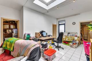 Voor meer info of een bezoek, bel 053 59 49 33 - Nabij het centrum van Aalst vinden we dit één slaapkamer appartement terug. Het appartement...
