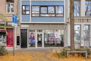 Het handelspand is gelegen in de Lange Beeldekensstraat in Antwerpen, op korte afstand van het stadscentrum. Antwerpen-Centraal, De Keyserlei, de Diamantwijk en verschillende belangrijke winkel- en horecastraten bevinden zich op wandelafstand. Ook winkels, openbaar vervoer en andere stedelijke voorzieningen zijn ruim aanwezig in de onmiddellijke omgeving. Deze ligging maakt het pand niet alleen interessant voor de huidige uitbating, maar ondersteunt eveneens de verhuurbaarheid en commerciële aantrekkelijkheid op langere termijn.<br /><br />Het pand vormt een interessante investeringsopportuniteit voor wie op zoek is naar commercieel vastgoed met een onmiddellijke huuropbrengst. De eigendom is reeds verhuurd aan een correct betalende huurder en wordt momenteel uitgebaat als kapsalon. De huidige netto huurprijs bedraagt € 1.311 per maand, goed voor een jaarlijkse huurinkomst van € 15.732, wat neer komt op een rendement van circa 7,4%. De koper verwerft hierdoor een investering die vanaf de aankoop onmiddellijk inkomsten genereert.<br /><br />De commerciële ruimte bevindt zich volledig op het gelijkvloers en heeft een oppervlakte van circa 83 m².<br />Dankzij de brede voorgevel en de grote raampartijen beschikt het pand over een goede zichtbaarheid vanaf de straat en geniet de handelsruimte van veel natuurlijk licht.<br />Naast de eigenlijke handelsruimte beschikt het pand over een ruime kelder, een kitchenette, een toilet en een aansluiting voor een wasmachine.<br /><br />Troeven:<br />✓ Netto huurinkomst van € 1.260 per maand (€15.120 op jaarbasis)<br />✓ Rendement van circa 7,1%<br />✓ Circa 83 m² handelsoppervlakte<br />✓ Ruime kelder<br />✓ Brede gevel en grote raampartijen met veel natuurlijk lichtinval<br />✓ Geen renovatieverplichting<br />✓ Centrale ligging in Antwerpen<br /><br />Een interessante opportuniteit voor investeerders die op zoek zijn naar een verhuurde commerciële handelspand met een aantrekkelijke huuropbrengst op een centrale locatie in Antwerpen.<br /><br />Wenst u bijkomende informatie over de eigendom of plant u graag een bezoek ter plaatse? Neem dan vrijblijvend contact op met Rochtus Vastgoed.