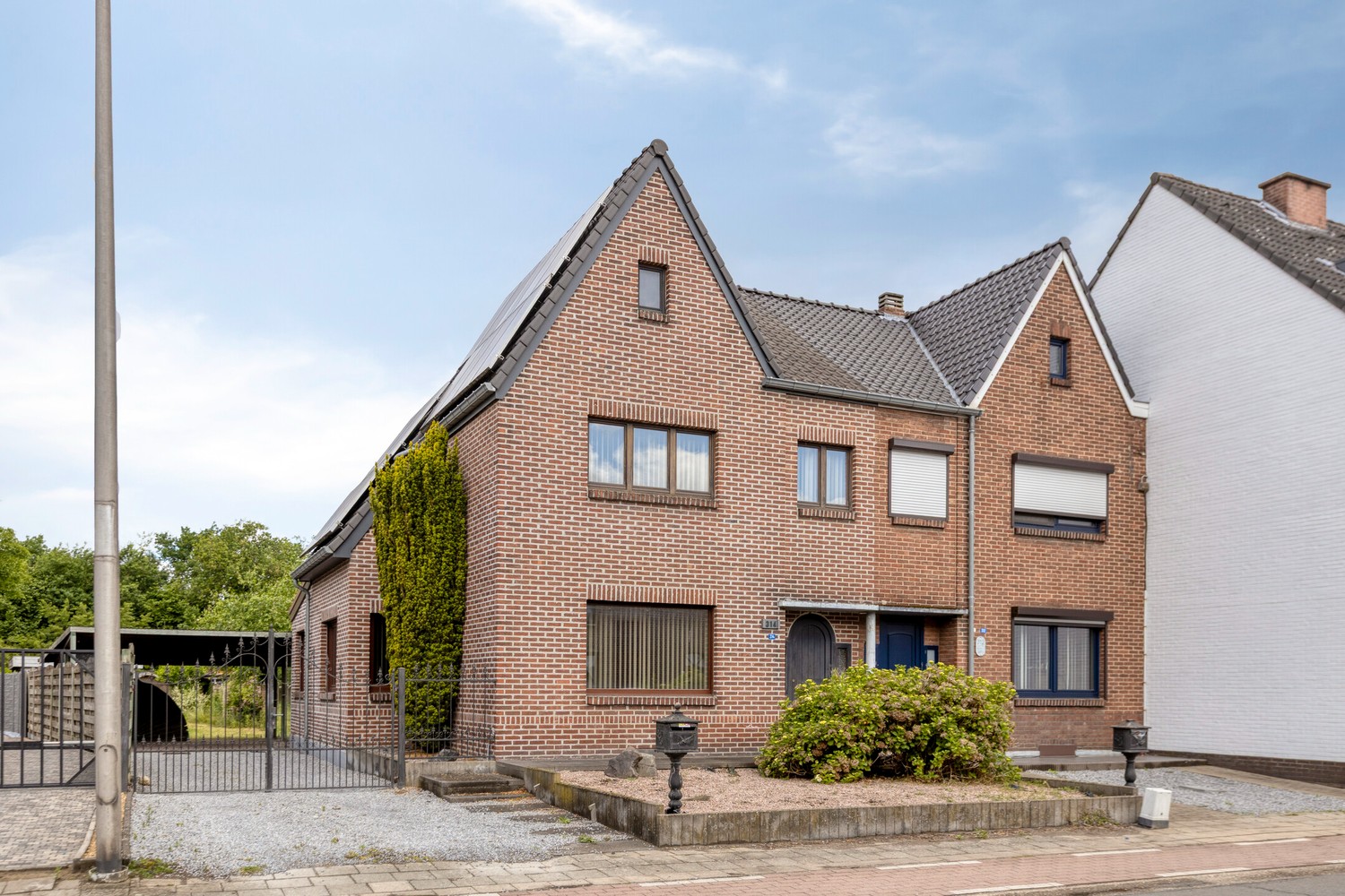 House for sale in Maasmechelen with 3 bedrooms - photo 2