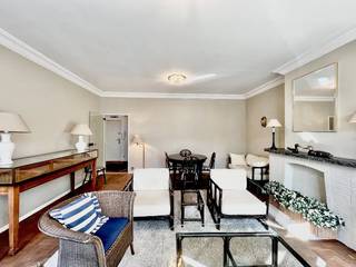 GEMEUBELD één slaapkamer appartement in perfect onderhouden staat, zéér centraal gelegen op een boogscheut van winkels, openbaar vervoer, scholen en snelweg. <br /><br />Indeling:<br /><br />Klassieke, gezellige, ruime woonkamer op authentieke parket met veel lichtinval.<br />Goed uitgeruste keuken met keramische kookplaat, koelkast, diepvries en oven.<br />In de keuken is eveneens een wasmachine en een droogkast aanwezig.<br /><br />Huurprijs €1100,-/maand + gemeenschappelijke kosten €200,-/maand (provisie verwarming, water onderhoud/gebruik gemene delen) Elektriciteit, internet en tv individueel.<br /><br />Beschikbaar vanaf 15 augustus 2026.<br /><br />Wenst u een bezoek aan dit pand, contacteer ons en we maken met de glimlach een afspraak voor u!