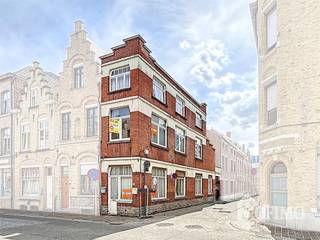 <h1><span>Te renoveren </span><span>hoekwoning </span><span>in het </span><span>historisch stadscentrum </span><span>van </span><span>Ieper</span></h1><h1><span> </span></h1><h1><span>De woning beschikt nog over heel wat </span><span>authentieke elementen</span></h1><h1><span> </span></h1><h1><span>Op het gelijkvloers vinden we de woonkamer, eetkamer, keuken, begruimte met apart toilet en zij-ingang.</span></h1><h1><span>Op de eerste verdieping is een overloop met vervolgens nog een keuken en leefruimte.</span></h1><h1><span>Op de tweede verdieping is een nachthal, de badkamer en een slaapkamer.</span></h1><p><span> </span></p><h1><span>Het inrichten van een dakterras op de garage is hier in principe mogelijk mits goedkeuring van de omgevingsvergunning.</span></h1><h1><span> </span></h1><h1><span>Extra's:</span></h1><h1><span>- Ramen boven reeds vervangen door Hoogrendementsglas en pvc profielen</span></h1><h1><span>- Asbestveilig</span></h1><h1><span>- Rolluiken</span></h1><h1><span> </span></h1>