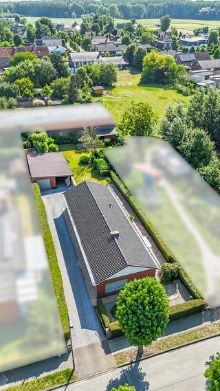 Deinze: Bungalow met 3 slaapkamers, gerenoveerde badkamer en prachtige tuin te koop in centrum Deinze.Deze woning is de ideale thuis voor mensen die...