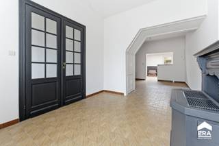<p><strong>Over de woning:</strong><br />Deze gesloten woning in Roeselare biedt een interessante opportuniteit voor investeerders of renovatoren. Met een bewoonbare oppervlakte van 124 m² op een perceel van 80 m² kan je hier een hedendaagse en comfortabele woning realiseren. De woning vraagt renovatie, maar biedt net daardoor mooie mogelijkheden tot meerwaarde.</p>

<p><strong>Locatie en Omgeving:</strong><br />De woning is gelegen in een centrale en levendige omgeving in Roeselare. Dankzij de nabijheid van scholen, openbaar vervoer, het treinstation en een park geniet je hier van een uitstekende bereikbaarheid. Ook winkels en andere voorzieningen bevinden zich in de directe omgeving.</p>

<p><strong>Indeling van de Woning:</strong><br />De woning beschikt over een inkomhal, leefruimte, keuken, badkamer, apart toilet en twee slaapkamers. Daarnaast is er een zolder aanwezig die verder ingericht kan worden. Buiten is er een koer die extra buitenruimte biedt.</p>

<p><strong>Energiezuinigheid:</strong><br />Met een EPC-score van 510 kWh/m² is een energetische renovatie aangewezen. De elektrische installatie is niet conform en dient aangepast te worden.</p>

<p><strong>Troeven van deze woning:</strong></p>

<ul><li>Interessant voor investeerders</li><li>Gesloten bebouwing</li><li>124 m² bewoonbare oppervlakte</li><li>Centrale en goed bereikbare ligging</li><li>Koer aanwezig</li><li>Renovatie met meerwaarde</li></ul>