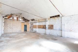 Située dans un quartier calme, à proximité du Centre et de toutes les commodités, cette maison mitoyenne avec espace commercial et hangar à...