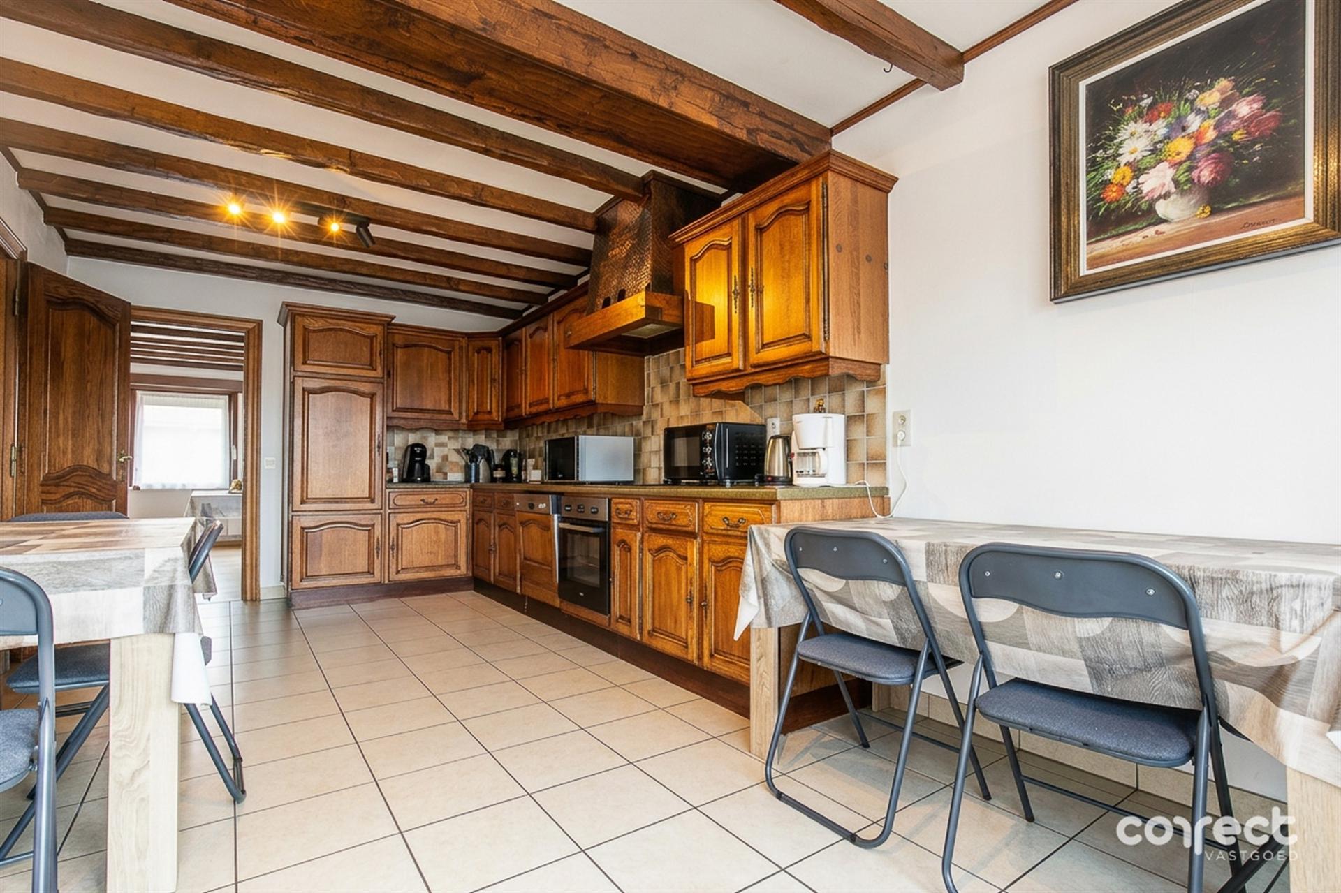Ruime rijwoning met 4 slaapkamers, polyvalente ruimte, garage en zonnig terras. - foto 4