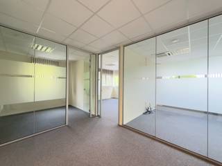 Op de eerste verdieping bevindt zich deze ruime en instapklare kantoorruimte van 670 m², gelegen op een uiterst commerciële locatie langs de Kortrijksesteenweg in Gent. De site geniet van een uitstekende bereikbaarheid met directe aansluiting op de E40 (Oostende–Brussel) en de R4 (Ring rond Gent). Op slechts 100 meter bevindt zich een bushalte met rechtstreekse verbinding naar het station Gent-Sint-Pieters.<br /><br /><strong>Indeling:</strong><br />De kantoorruimte bestaat uit een open landschapskantoor, diverse afgesloten burelen van verschillende groottes, vergaderzalen (±30 m²), een volledig uitgeruste keuken met eetruimte (±35 m²) en sanitair.<br /><br /><strong>Afwerking en comfort:</strong><br />De ruimte is hoogwaardig afgewerkt met aluminium schrijnwerk en dubbel glas, binnenzonwering en opengaande ramen. Daarnaast is er een akoestisch verlaagd plafond met ingebouwde LED-verlichting, databekabeling en vloercontactdozen. Het gebouw is uitgerust met een warmtepomp, airconditioning, brand- en inbraakalarm, videofoon en toegangscontrole met badges. Verder is er een lift (8 personen) en een aangenaam terras aanwezig.<br /><br /><strong>Extra troef</strong><br />Ruime parkeermogelijkheden op de site. Mogelijkheid om extra parkeerplaatsen te huren ondergronds. <br /><br />Contacteer Henry Van Tornhout voor bijkomende inlichtingen of een vrijblijvend plaatsbezoek via +32 474 13 37 93 of via henry@kmovastgoed.be