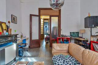 Deze karakteristieke woning is opgedeeld in vier zelfstandige units, wat zorgt voor diverse woon- en investeringsmogelijkheden. Authentieke elementen, zoals sierlijke plafondlijsten en originele houten vloeren, geven het pand een charmante uitstraling. De ruime stadstuin biedt een groene oase midden in de stad, ideaal voor ontspanning of gezamenlijke activiteiten. Dankzij de indeling en oppervlakte leent de woning zich uitstekend voor co-housing of een combinatie van wonen en werken. Met zijn unieke karakter en veelzijdigheid is dit een zeldzame kans op de woningmarkt.  4 meters voor gas en elektriciteit, 1 watermeter. 