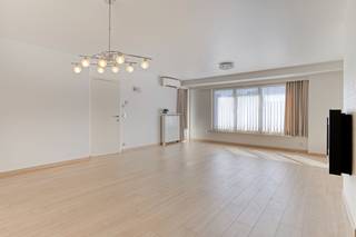 In het hart van Roeselare, op wandelafstand van winkels, horeca en het station, vinden we dit ruim en instapklaar appartement terug. Het...