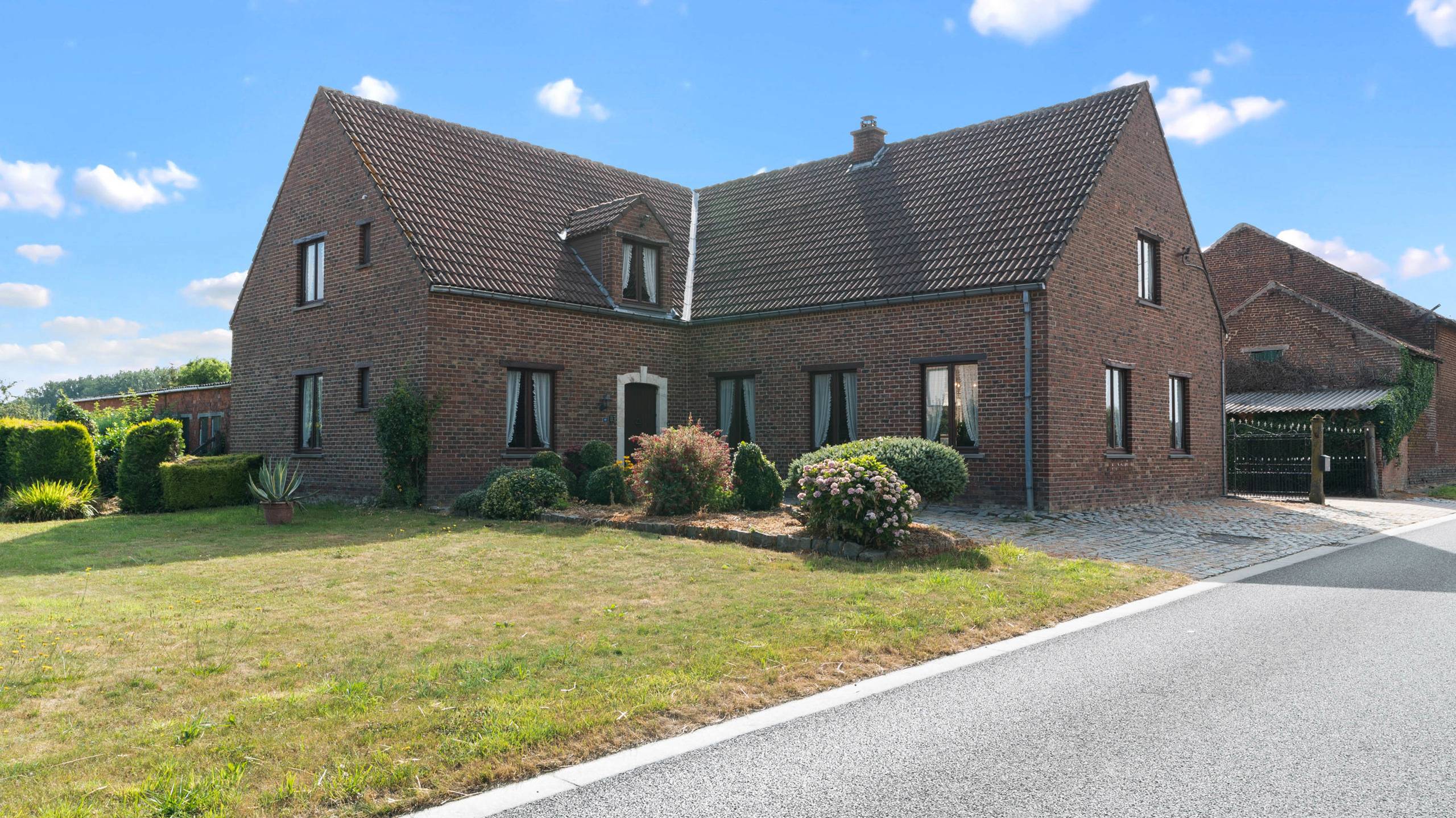 TIELT-WINGE- Ruime woning met bijgebouwen, binnenkoer op 96a - foto 2