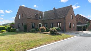 TIELT-WINGE- Ruime woning met bijgebouwen en binnenkoer op 96a<br /><br />Gelegen in het landelijke Sint-Joris-Winge vinden we deze ruime woning met bijgebouwen en een schuur. Een eigendom met een stevige basis en tal van mogelijkheden voor wie op zoek is naar ruimte, rust en een landelijke omgeving.<br /><br />De woning is te renoveren, maar beschikt over een degelijke constructie en biedt dankzij de ruime plaatsen heel wat potentieel. Op het gelijkvloers komen we binnen in een ruime inkomhal met apart toilet, een bureel of slaapkamer en een badkamer. Verder vinden we een ruime leefruimte met eetplaats, aansluitend een grote keuken. Achter de keuken bevindt zich een zij-ingang met aansluitend een was- en bergruimte.<br /><br />De verdieping biedt maar liefst vier zeer ruime slaapkamers, aangevuld met verschillende bergplaatsen, een badkamer en een apart toilet.<br /><br />Aansluitend aan de woning bevindt zich een grote schuur die mits renovatie kan worden ingericht als polyvalente ruimte, bureel, hobbyruimte of stalling. Rond de binnenkoer bevinden zich daarnaast verschillende stalgebouwen en een ruime schuur. Hoewel ook deze gebouwen renovatie vragen, bieden ze bijzonder veel mogelijkheden voor opslag, het houden van dieren of andere doeleinden.<br /><br />Achter de gebouwen strekt het weiland zich volledig open uit. Mits het verwijderen van enkele bijgebouwen kan bovendien een prachtig open zicht vanaf de binnenkoer en eventueel woning worden gecreëerd, wat de landelijke sfeer van het geheel nog verder versterkt.<br /><br />Deze eigendom is dan ook bijzonder geschikt voor wie op zoek is naar een ruime woning met veel bijgebouwen, opslag en grond, en dit in een rustige, landelijke omgeving.<br /><br />Bent u op zoek naar een ruime landelijke woning met karakter en tal van mogelijkheden? Dan is deze eigendom zeker een bezoek waard. Aarzel niet om ons te contacteren: 053/60.65.66.